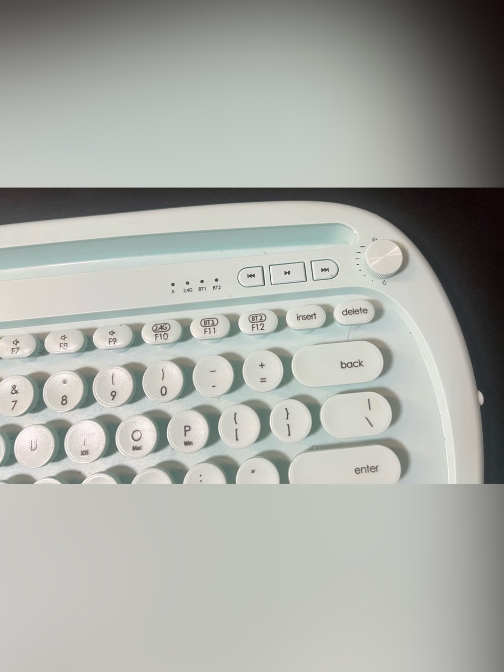 Bluetooth Keyboard Typewriter Style - Picture 2 of 4
